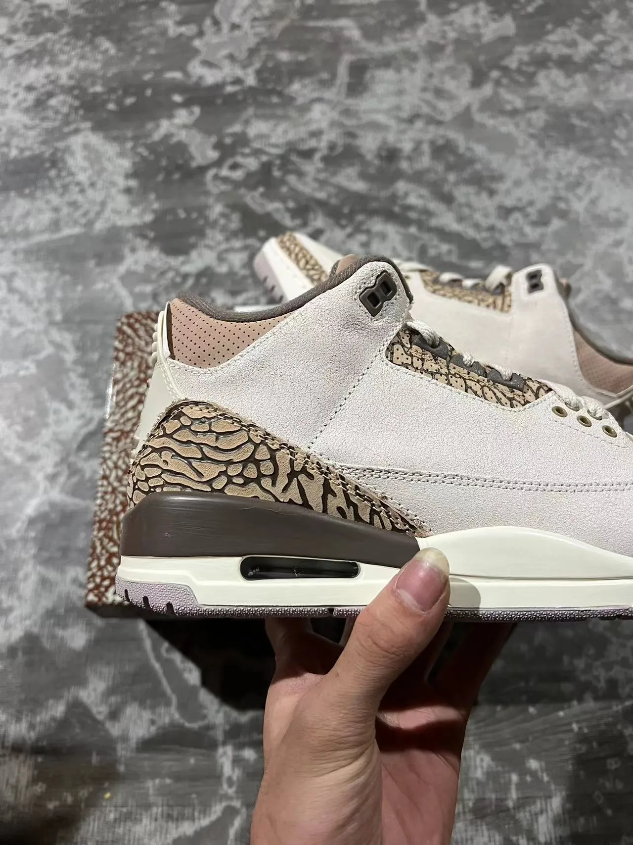Tênis de basquete Air Jordan 3 com estampa de elefante bege e marrom 7