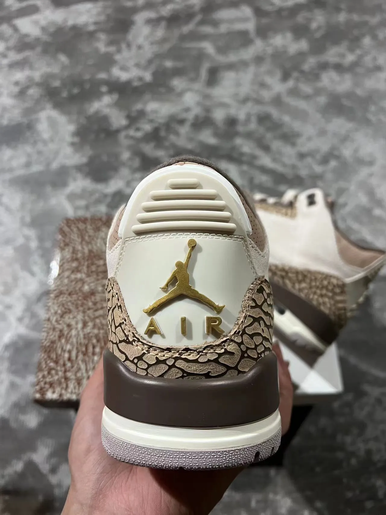 Tênis de basquete Air Jordan 3 com estampa de elefante bege e marrom 8