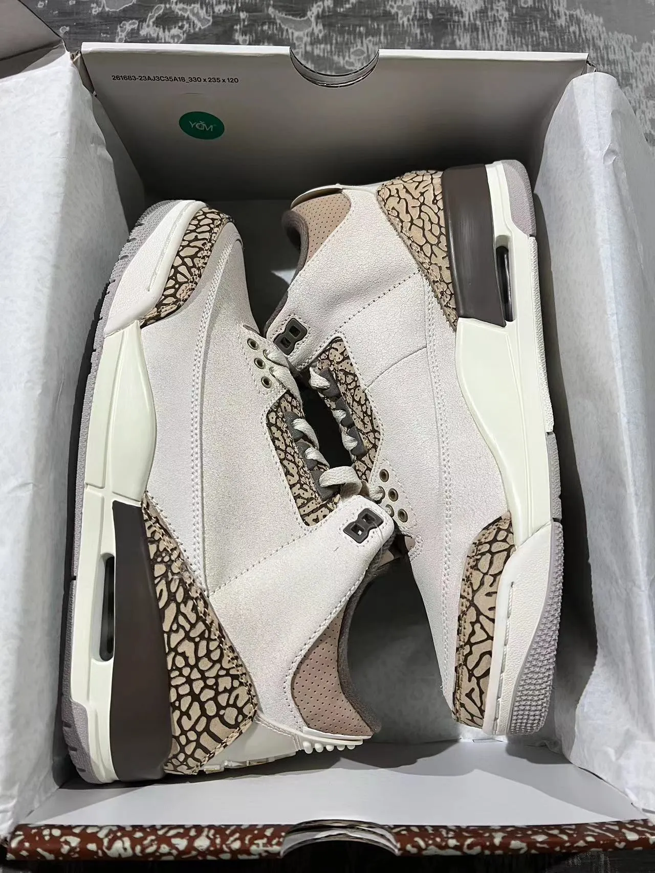 Tênis de basquete Air Jordan 3 com estampa de elefante bege e marrom 9