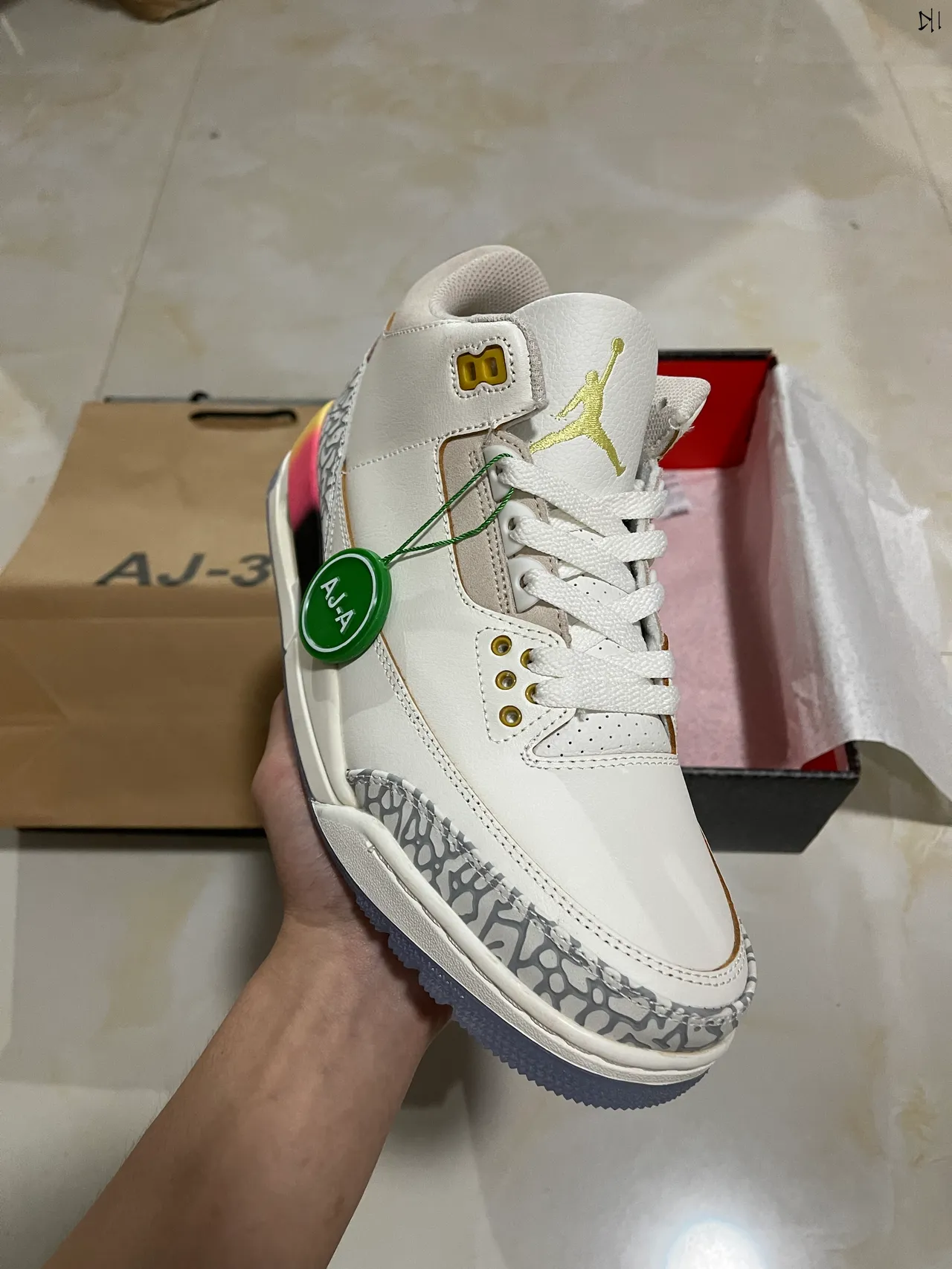 Zapatillas de baloncesto Air Jordan 3 blancas con estampado de elefante y talón degradado 2