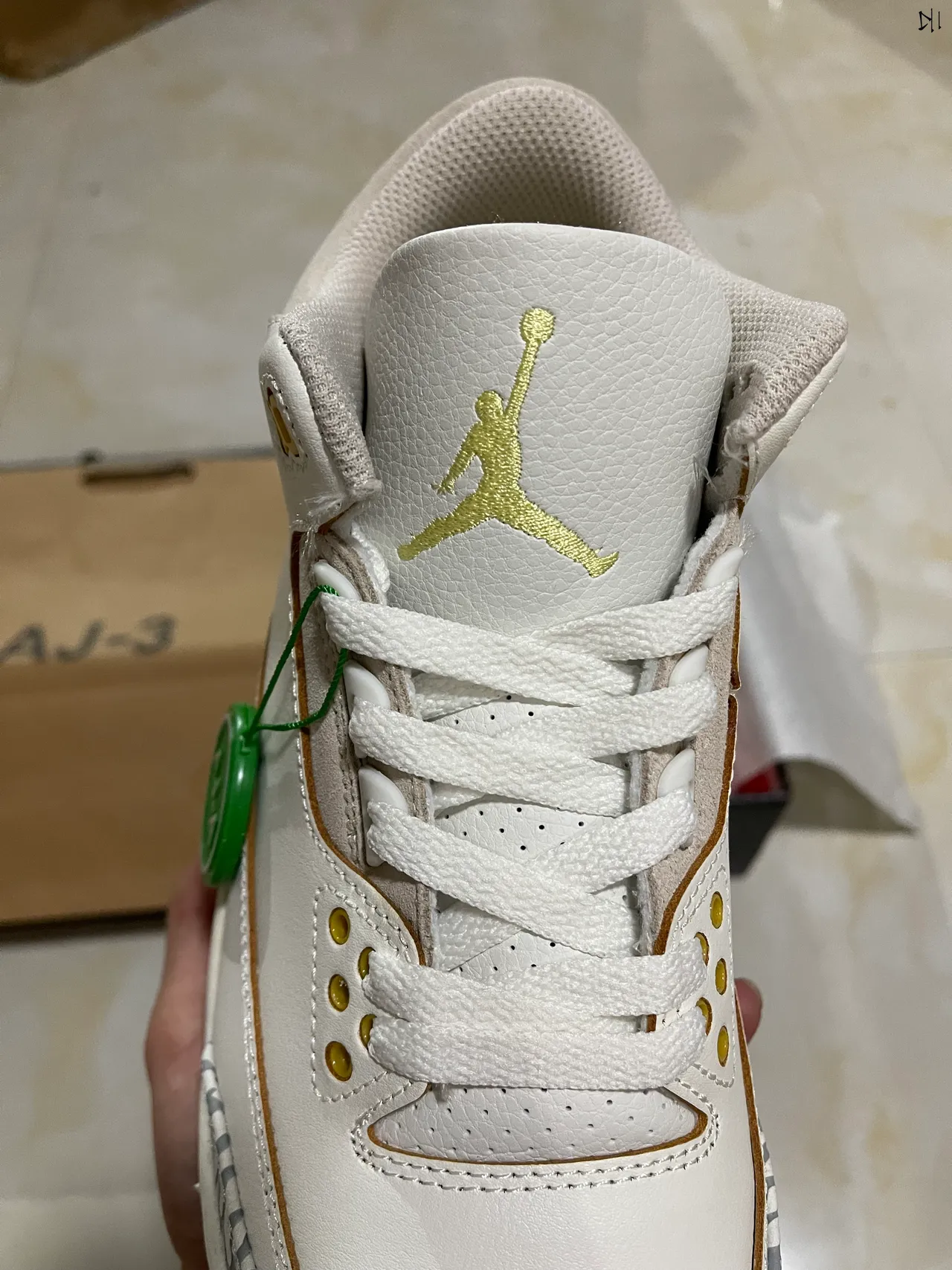 Zapatillas de baloncesto Air Jordan 3 blancas con estampado de elefante y talón degradado 4