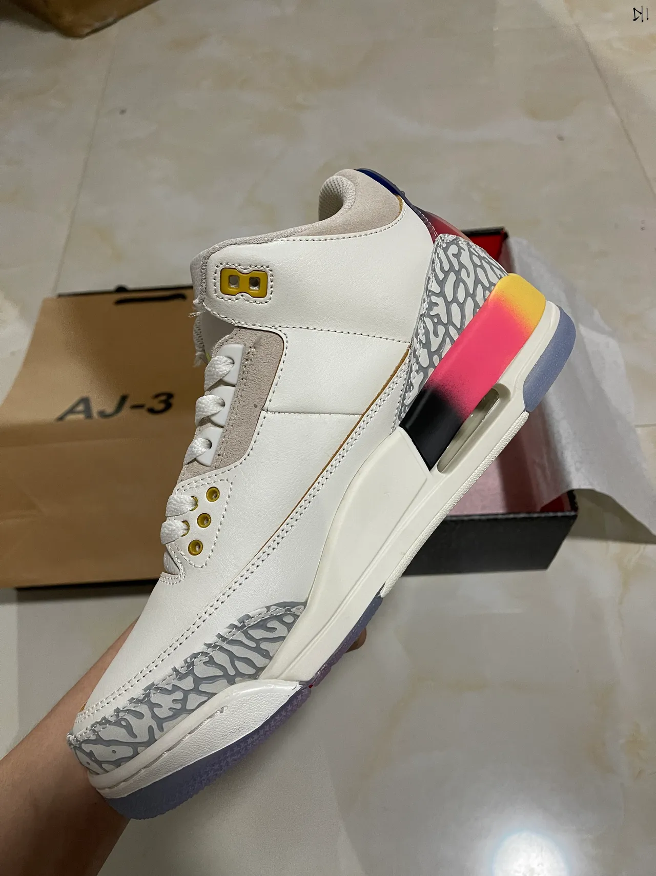 Zapatillas de baloncesto Air Jordan 3 blancas con estampado de elefante y talón degradado 5
