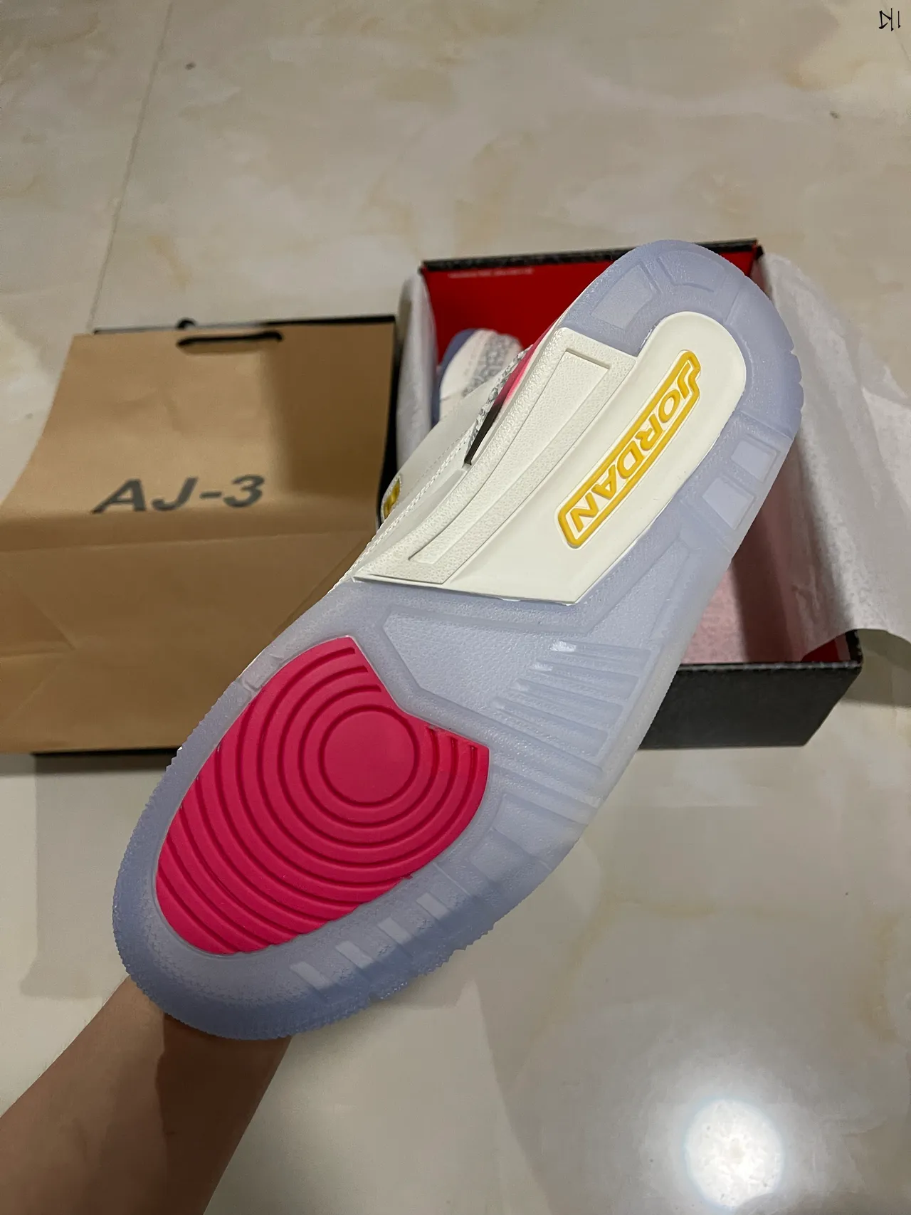 Zapatillas de baloncesto Air Jordan 3 blancas con estampado de elefante y talón degradado 6
