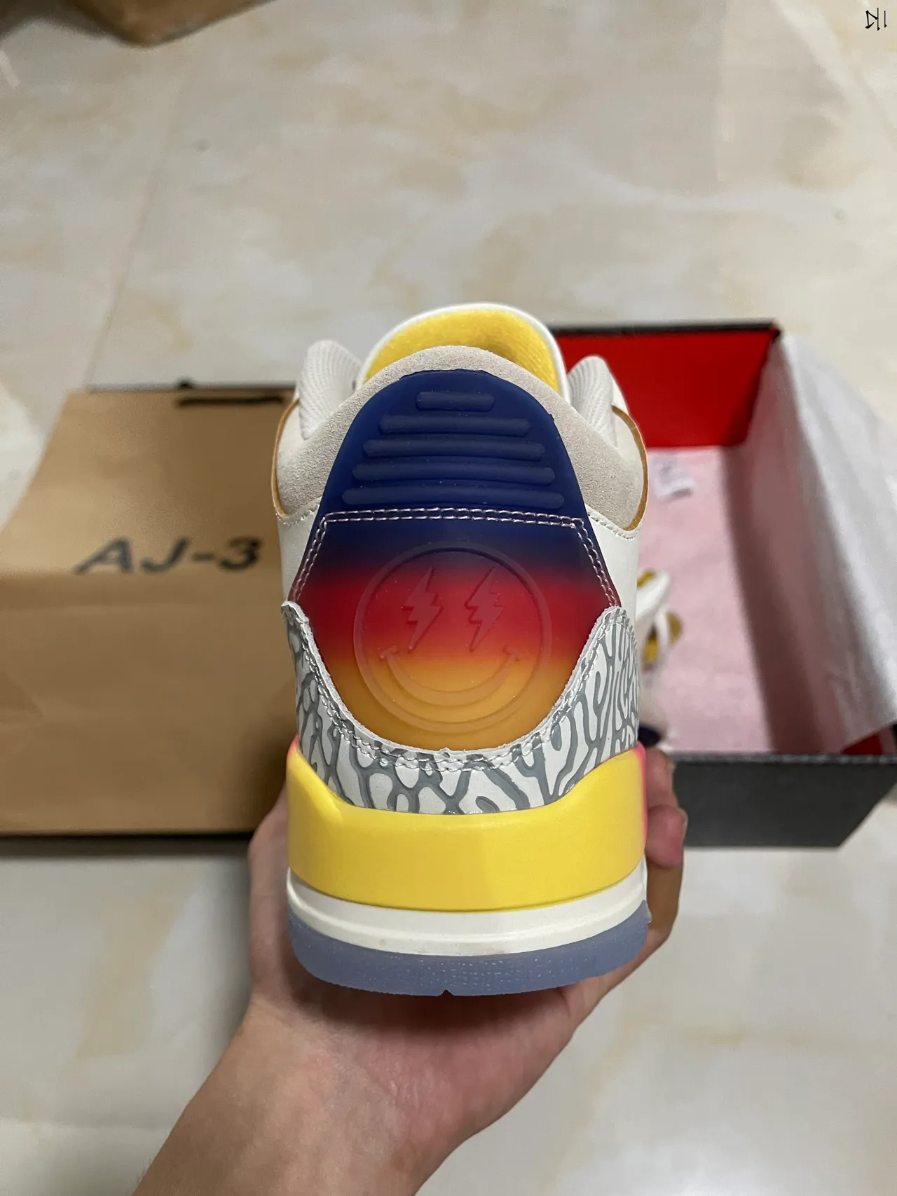 Zapatillas de baloncesto Air Jordan 3 blancas con estampado de elefante y talón degradado 7