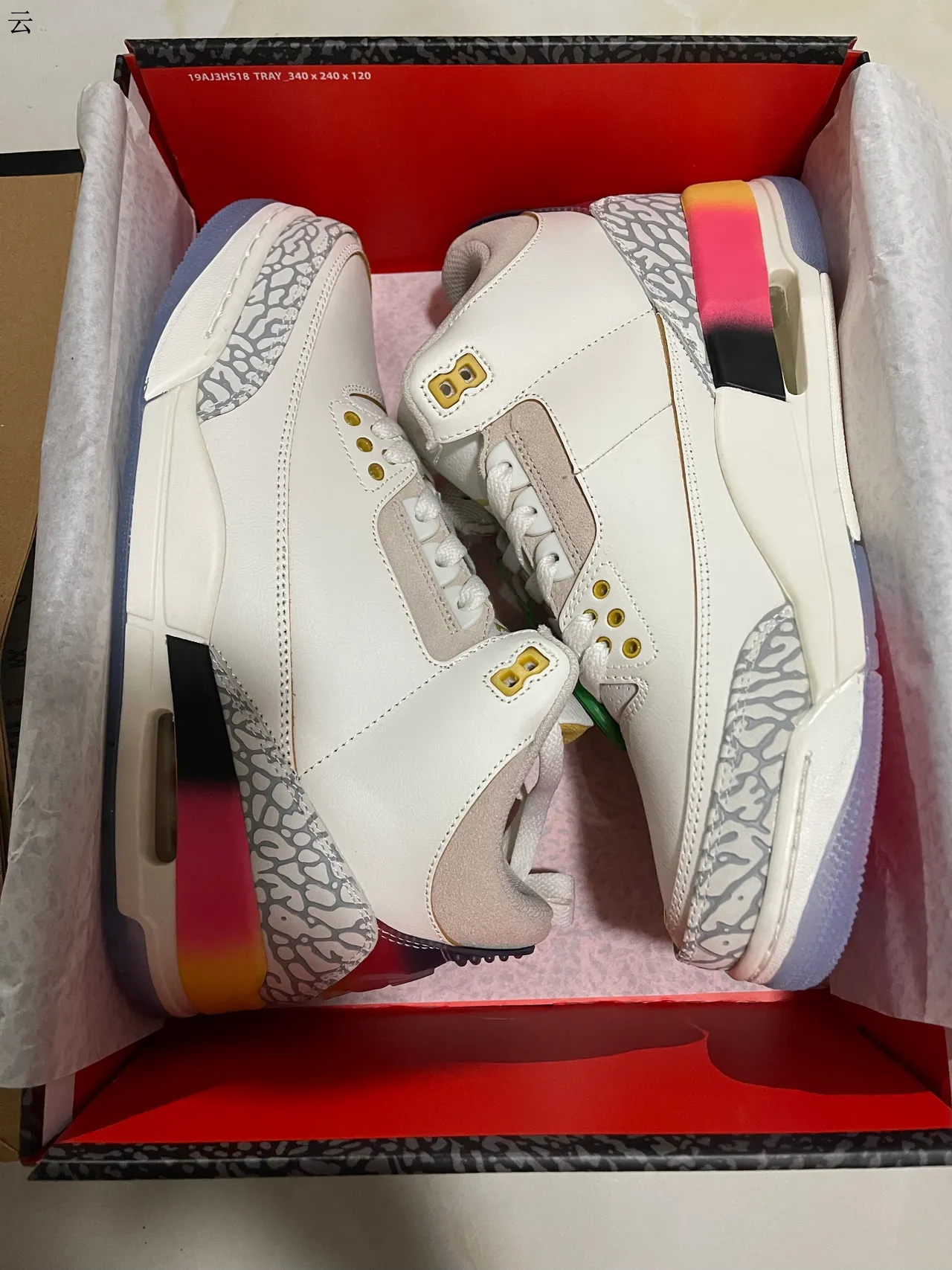 Zapatillas de baloncesto Air Jordan 3 blancas con estampado de elefante y talón degradado 8