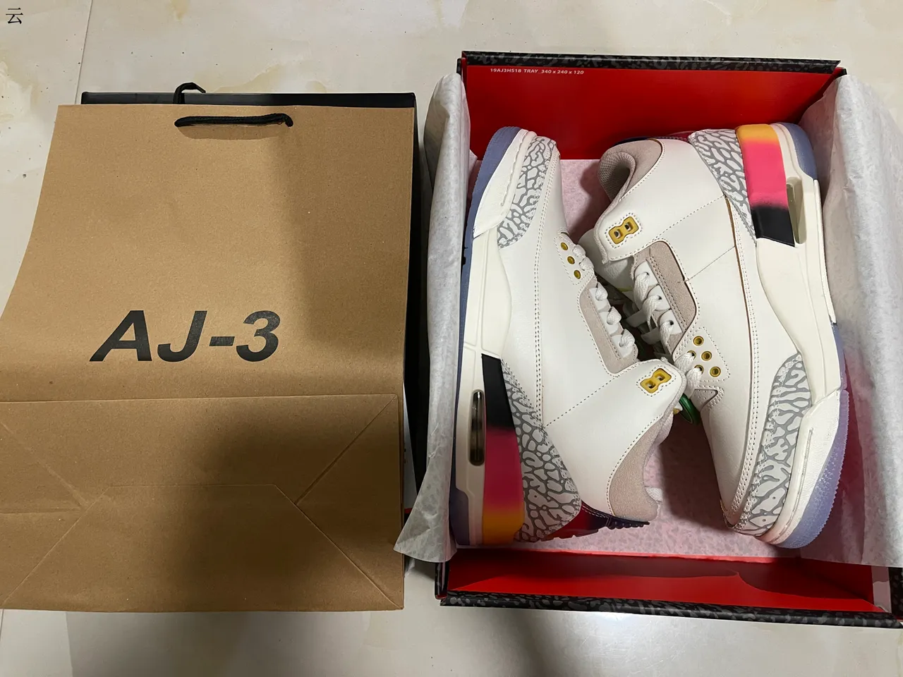 Zapatillas de baloncesto Air Jordan 3 blancas con estampado de elefante y talón degradado 9
