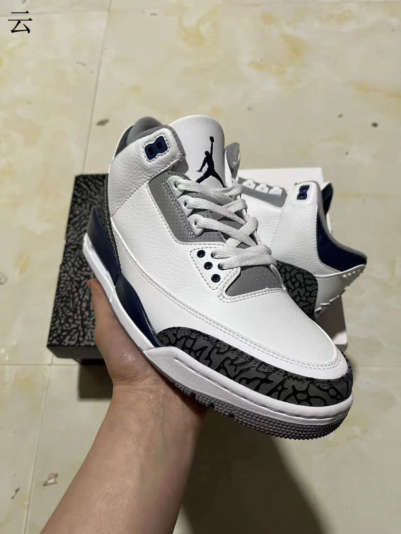 حذاء كرة السلة Air Jordan 3 أبيض وكحلي بنقشة الفيل 2