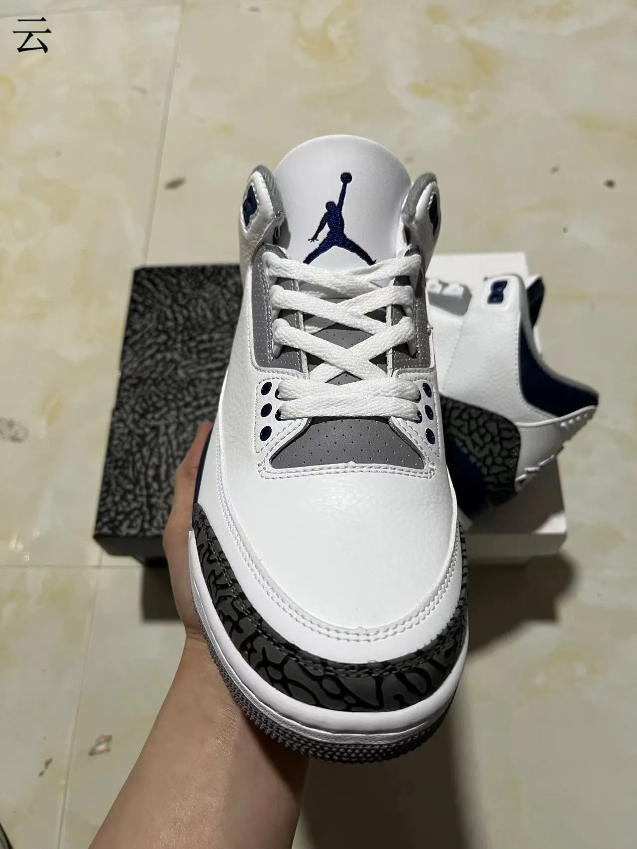 حذاء كرة السلة Air Jordan 3 أبيض وكحلي بنقشة الفيل 3