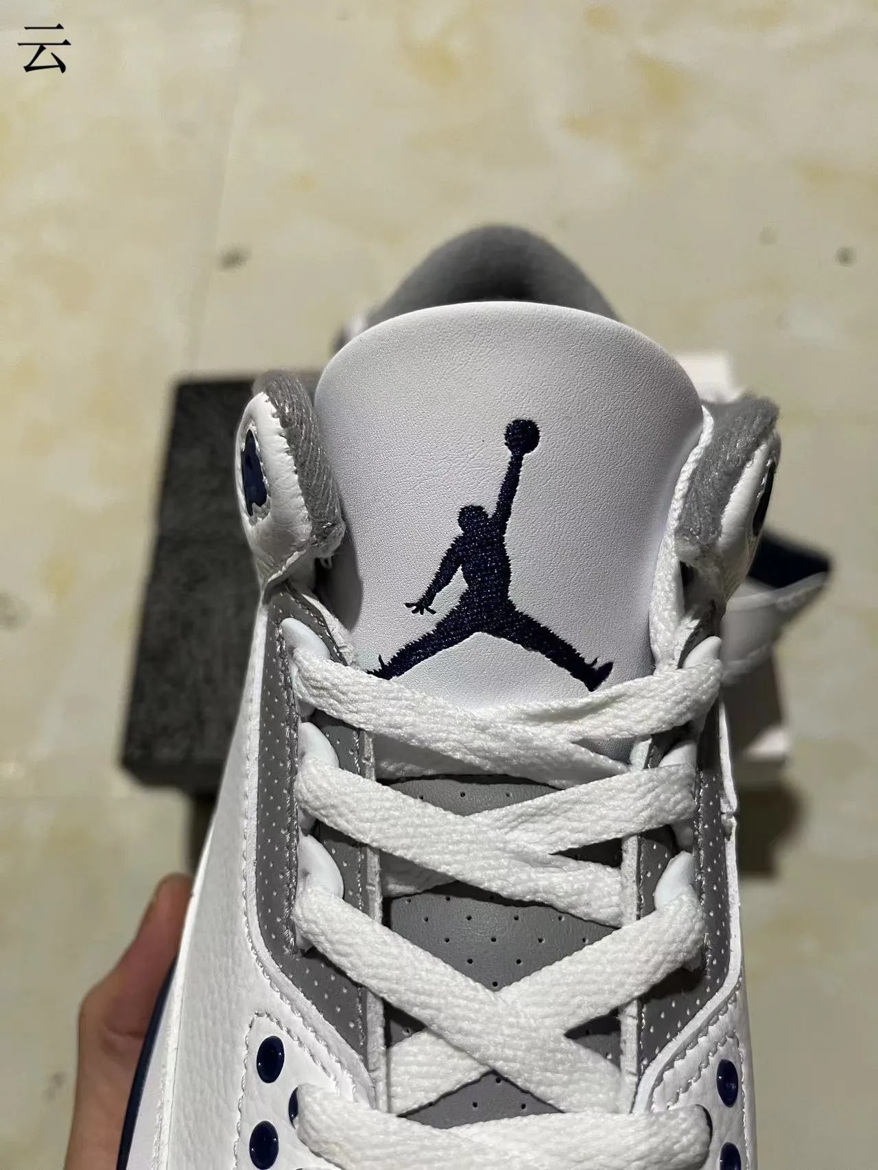 حذاء كرة السلة Air Jordan 3 أبيض وكحلي بنقشة الفيل 4
