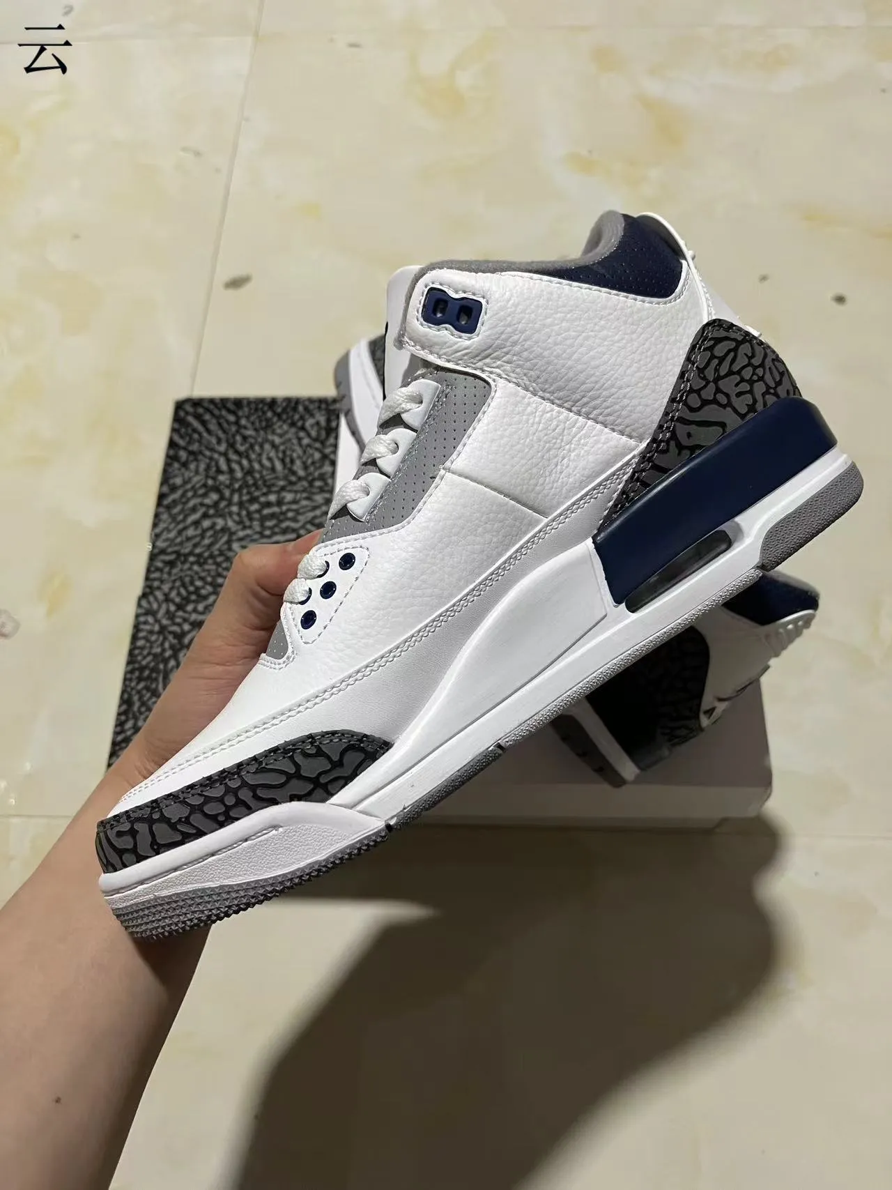 حذاء كرة السلة Air Jordan 3 أبيض وكحلي بنقشة الفيل 5