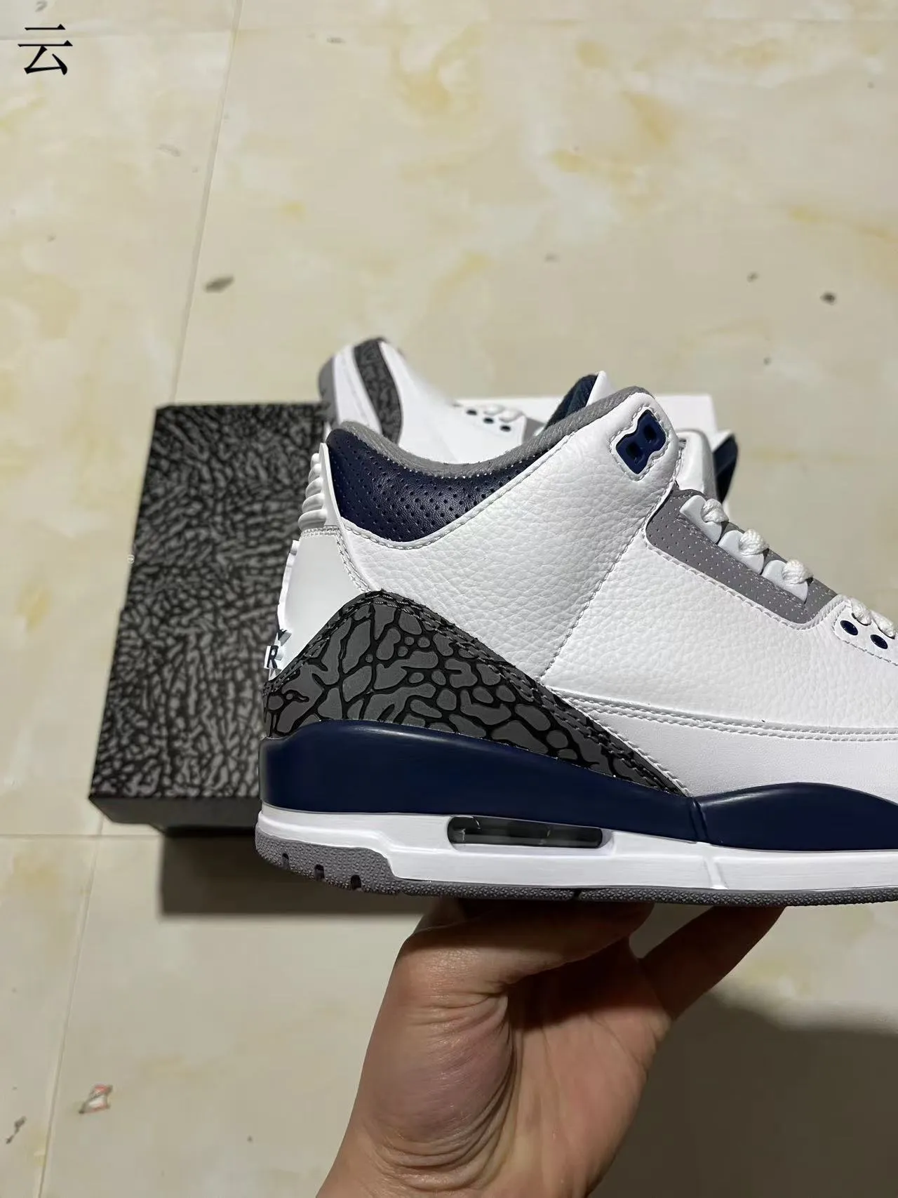 حذاء كرة السلة Air Jordan 3 أبيض وكحلي بنقشة الفيل 7
