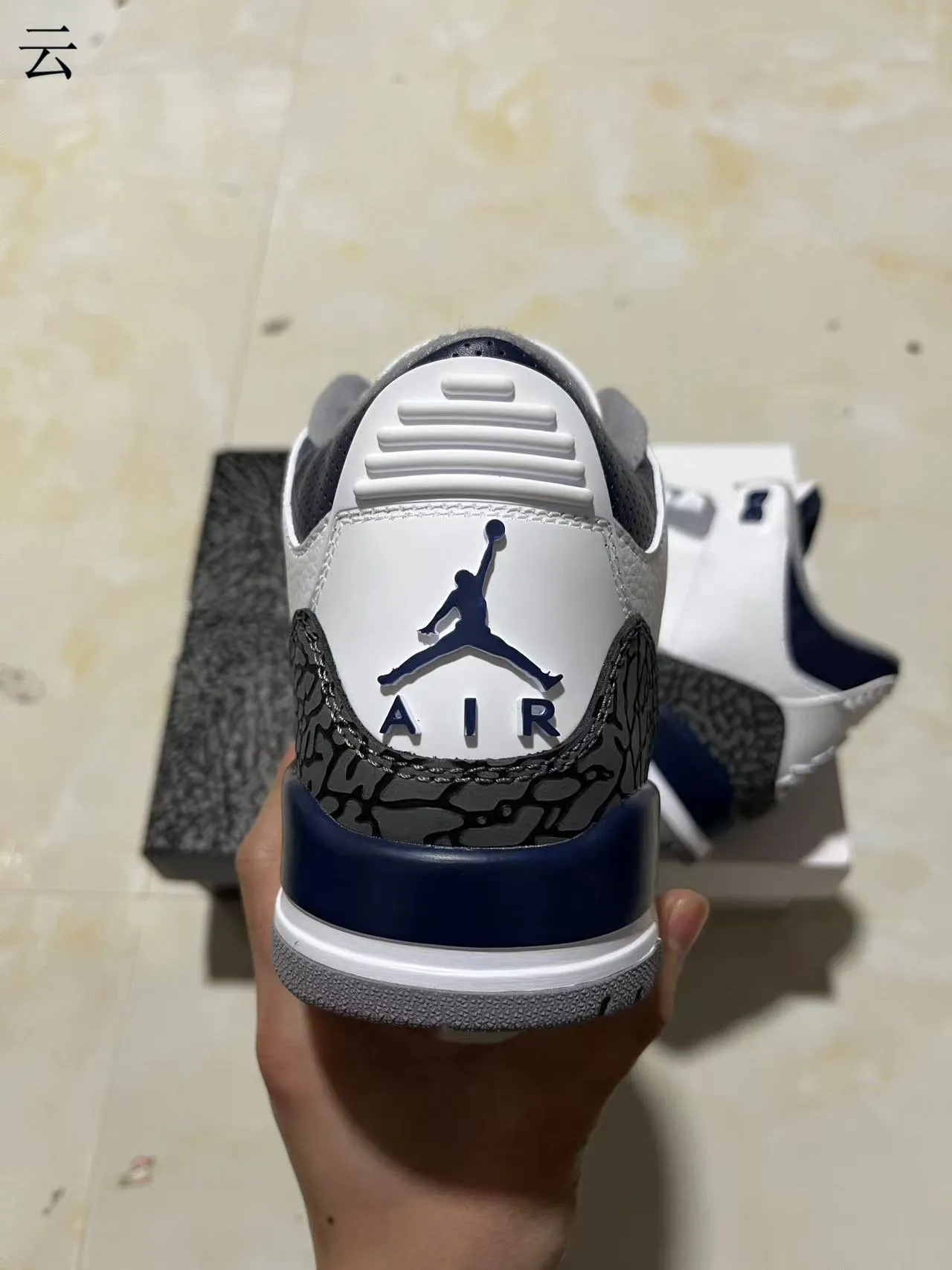 حذاء كرة السلة Air Jordan 3 أبيض وكحلي بنقشة الفيل 8