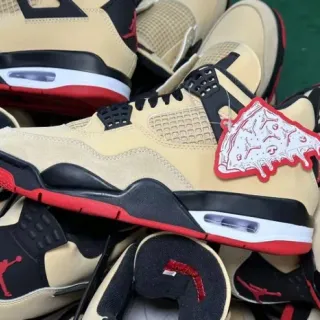 Tênis de basquete Air Jordan 4 bege, preto e vermelho