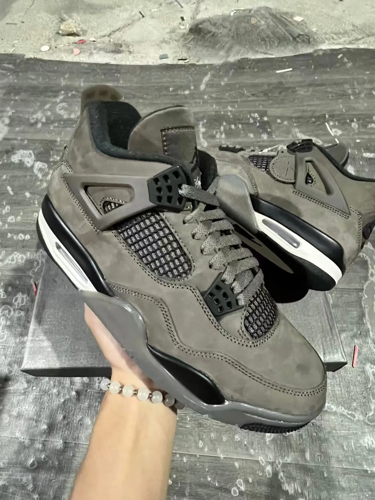 حذاء كرة السلة عالي الرقبة Air Jordan 4 من الجلد السويدي والشبك بلون رمادي 2