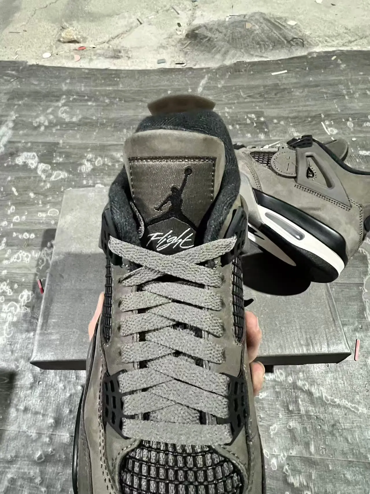 حذاء كرة السلة عالي الرقبة Air Jordan 4 من الجلد السويدي والشبك بلون رمادي 6