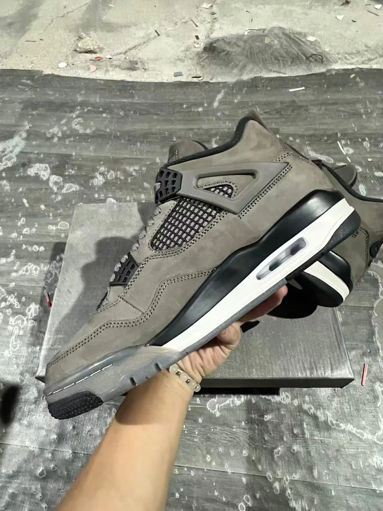 حذاء كرة السلة عالي الرقبة Air Jordan 4 من الجلد السويدي والشبك بلون رمادي 7