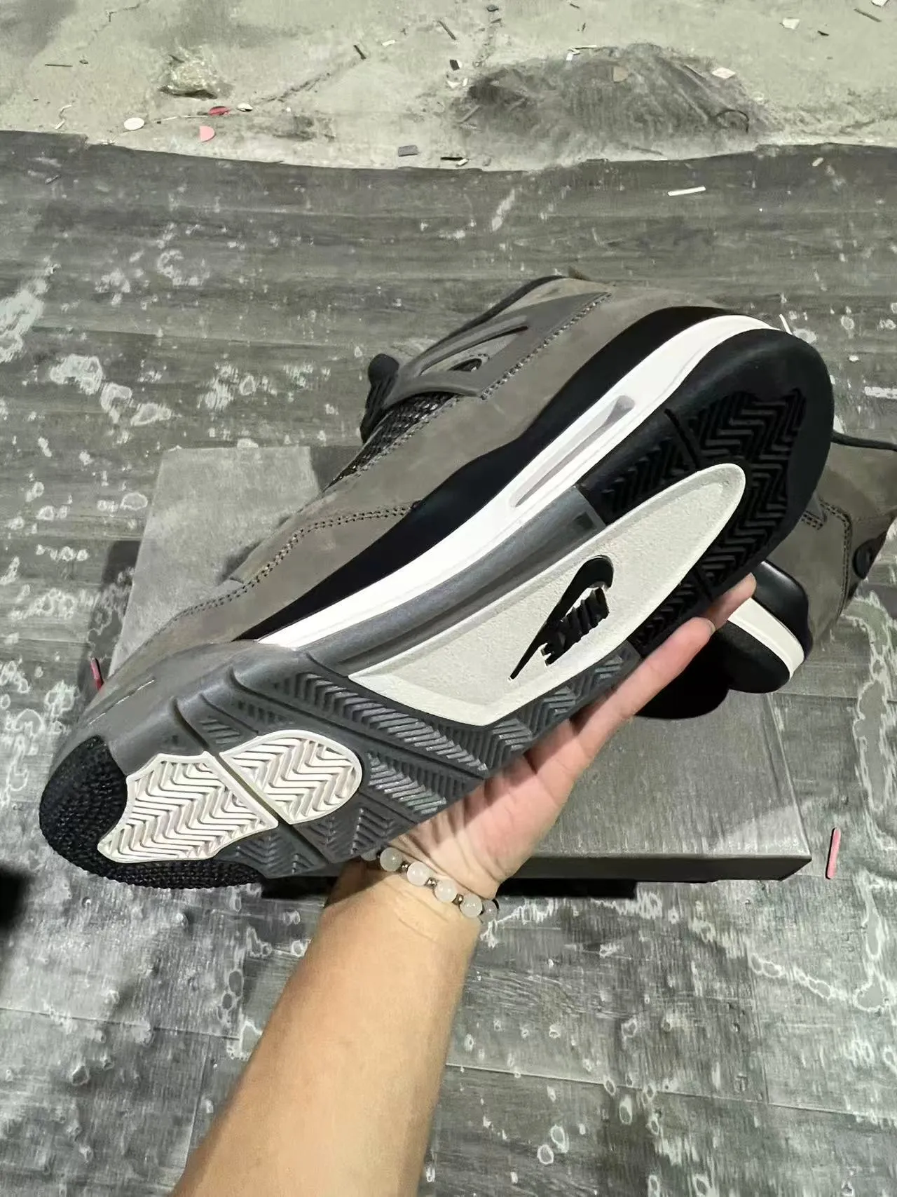 حذاء كرة السلة عالي الرقبة Air Jordan 4 من الجلد السويدي والشبك بلون رمادي 8