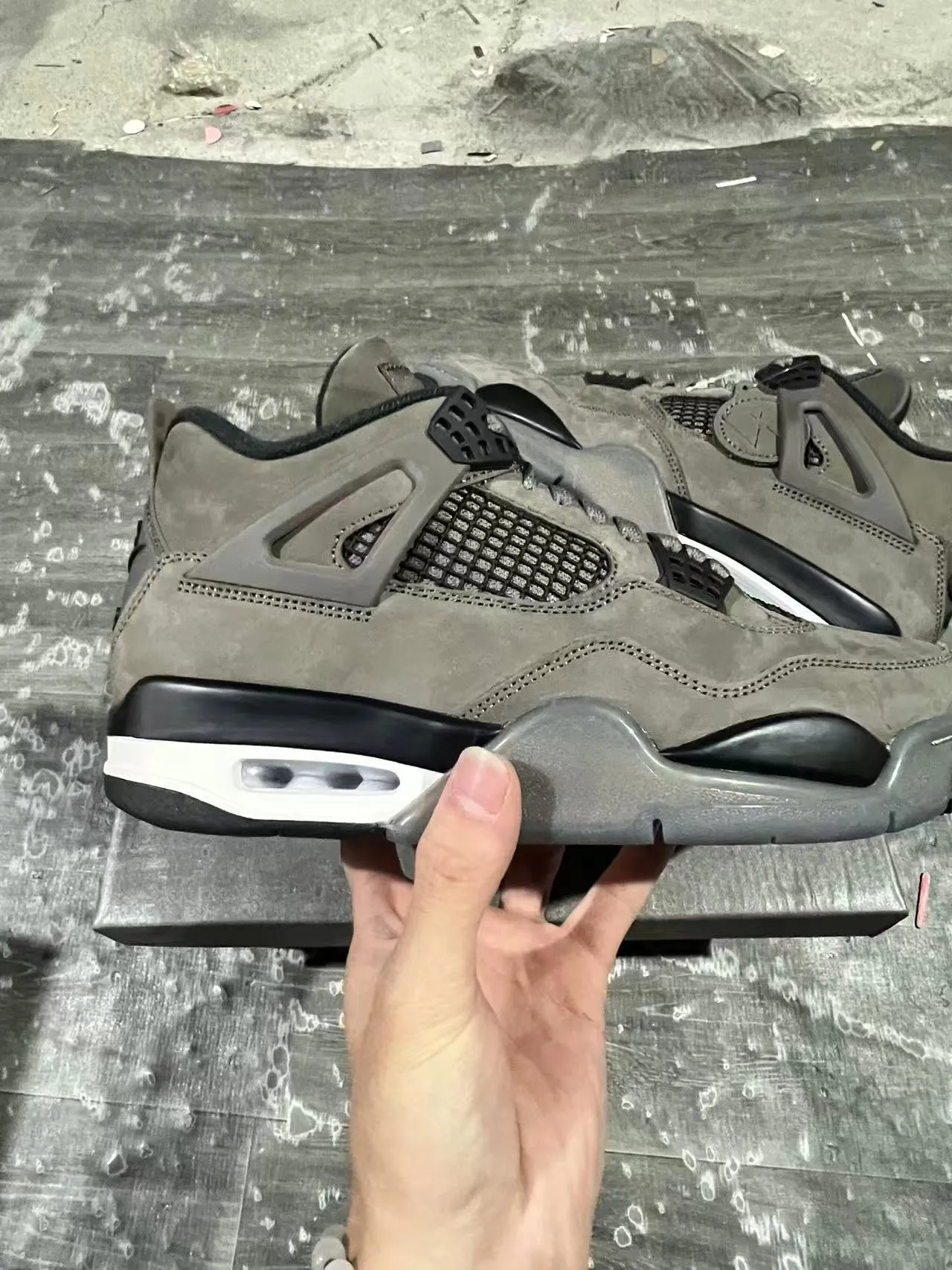 حذاء كرة السلة عالي الرقبة Air Jordan 4 من الجلد السويدي والشبك بلون رمادي 9