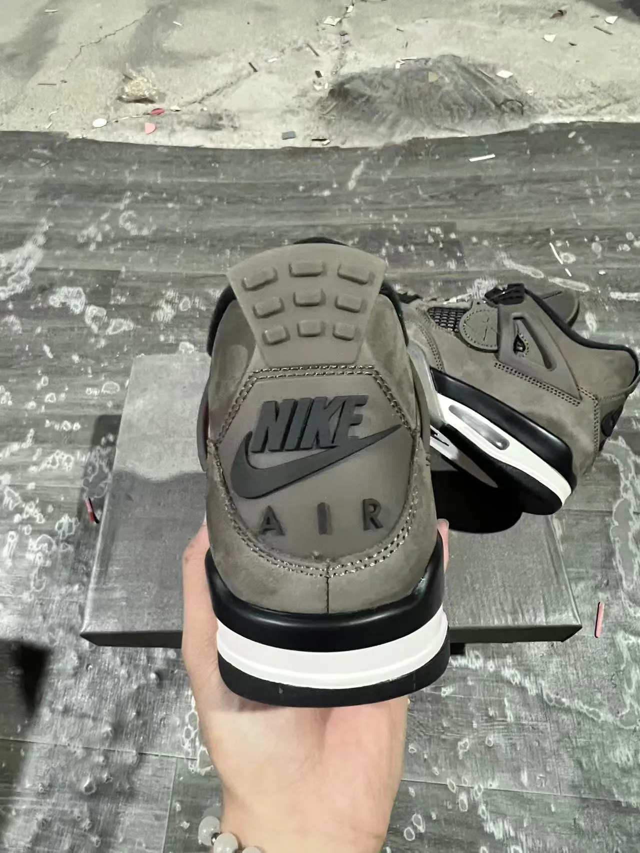 حذاء كرة السلة عالي الرقبة Air Jordan 4 من الجلد السويدي والشبك بلون رمادي 10