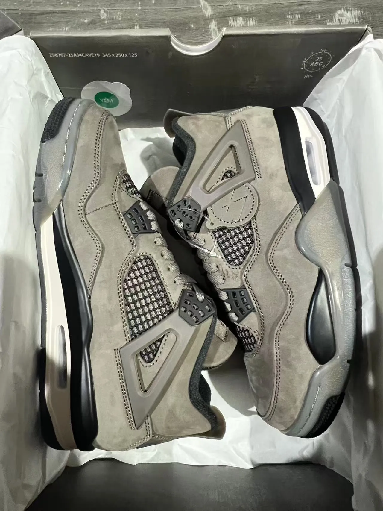 حذاء كرة السلة عالي الرقبة Air Jordan 4 من الجلد السويدي والشبك بلون رمادي 3