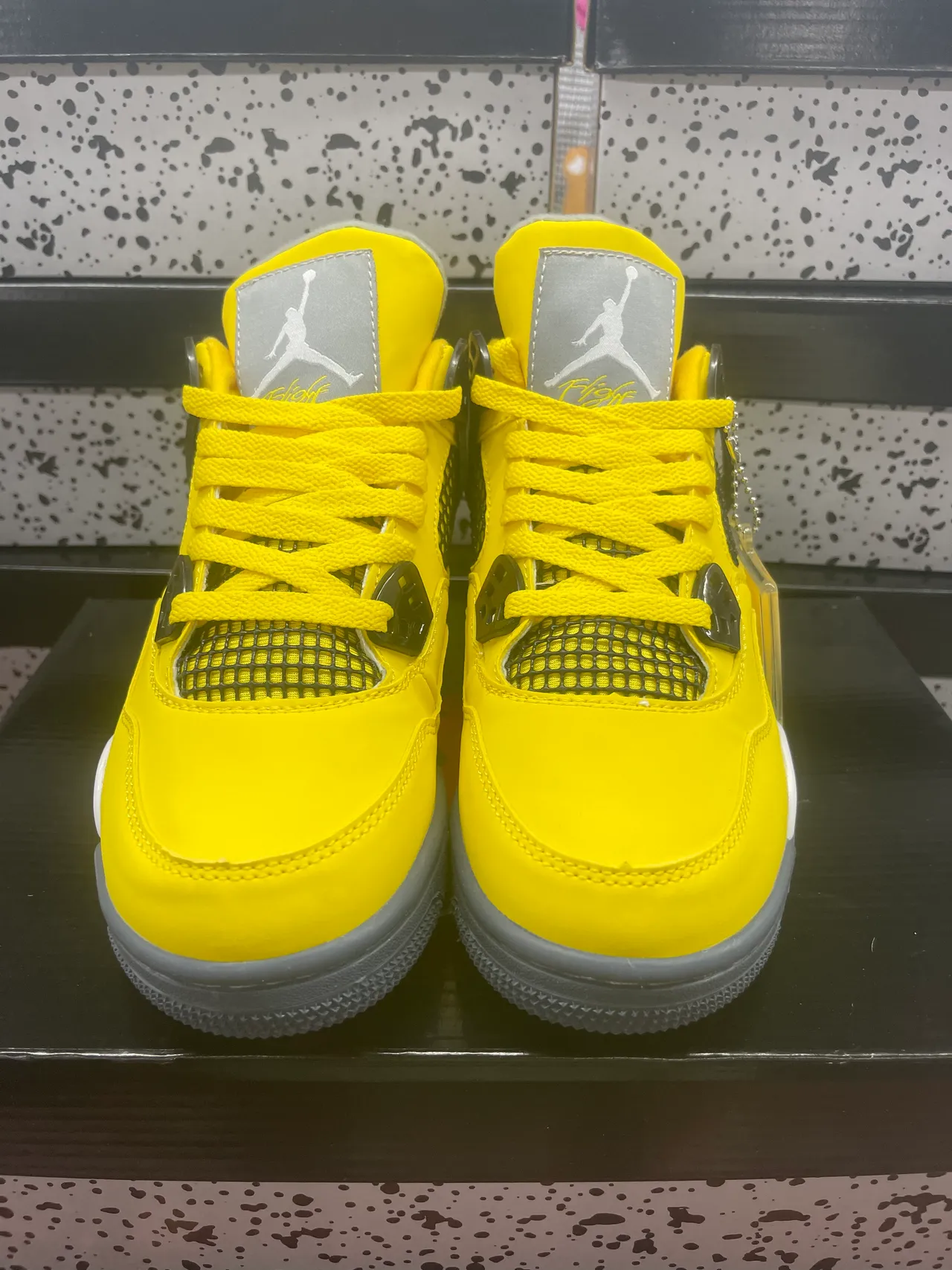 حذاء كرة السلة Air Jordan 4 أصفر رمادي أبيض 2