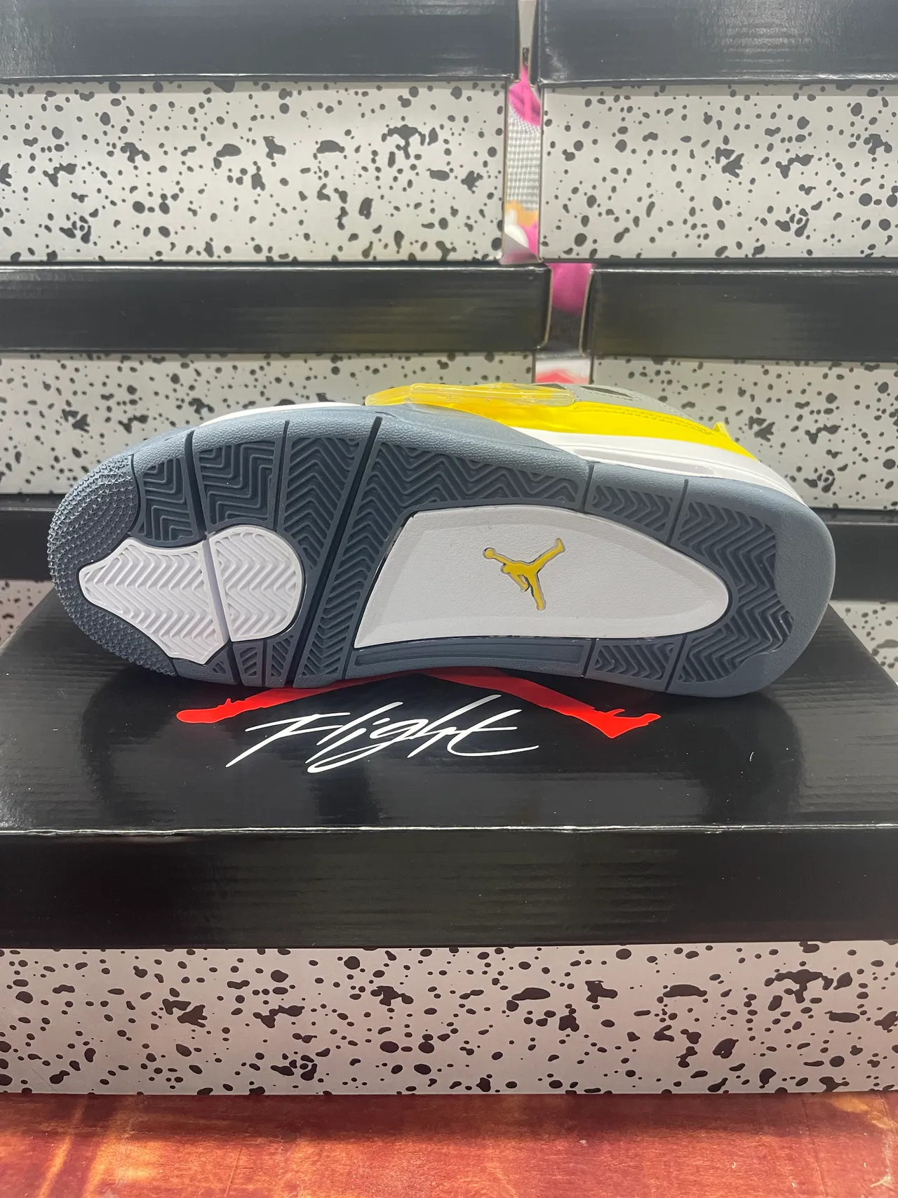 حذاء كرة السلة Air Jordan 4 أصفر رمادي أبيض 3