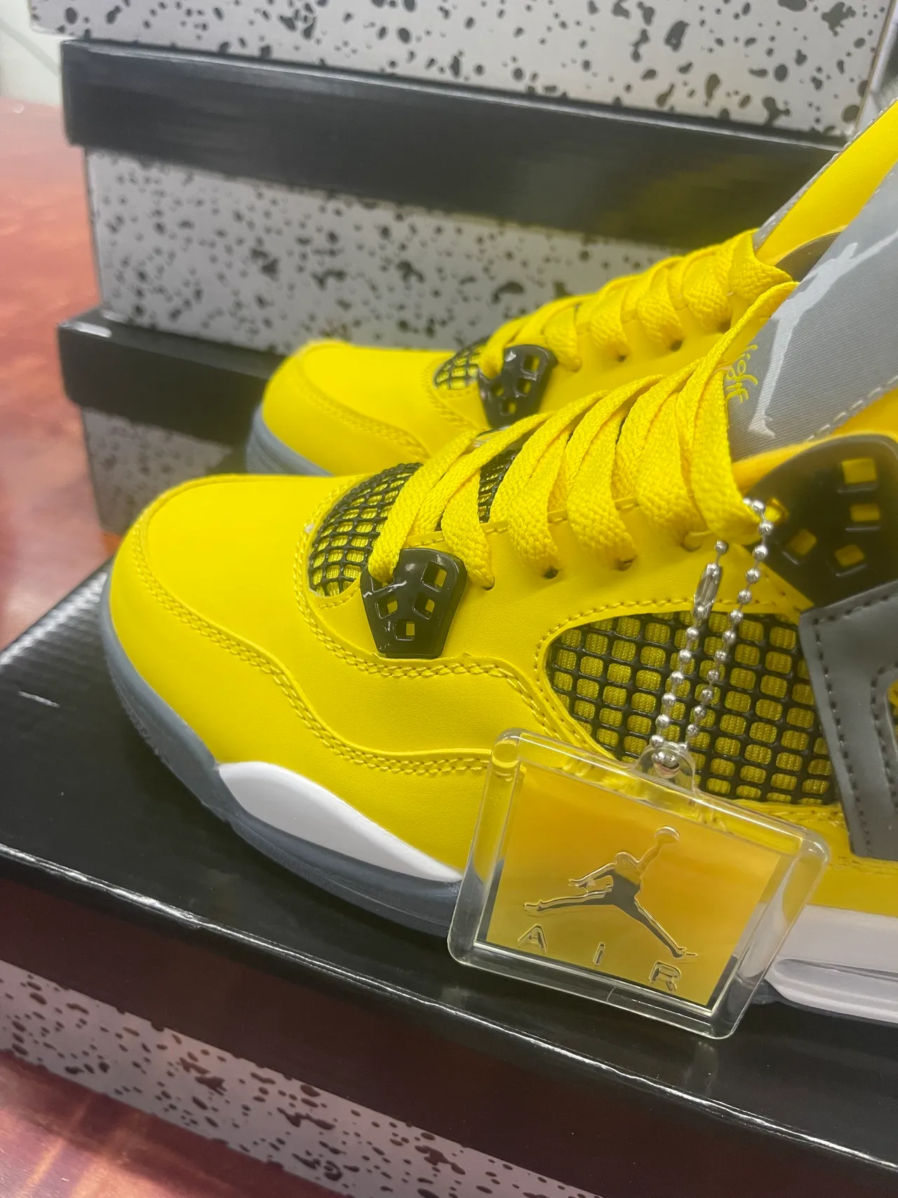حذاء كرة السلة Air Jordan 4 أصفر رمادي أبيض 4