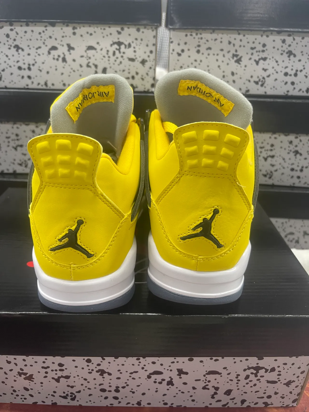 حذاء كرة السلة Air Jordan 4 أصفر رمادي أبيض 5