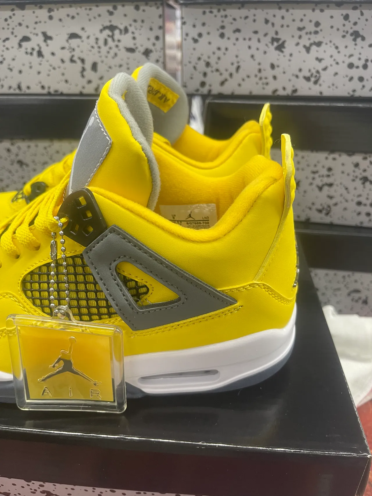 حذاء كرة السلة Air Jordan 4 أصفر رمادي أبيض 6