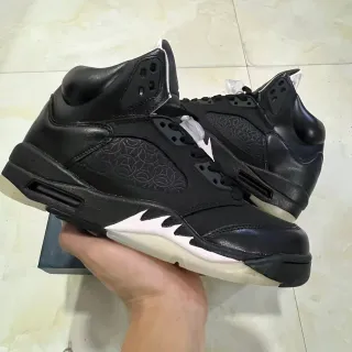 Tênis de basquete Air Jordan 5 preto e branco com raio