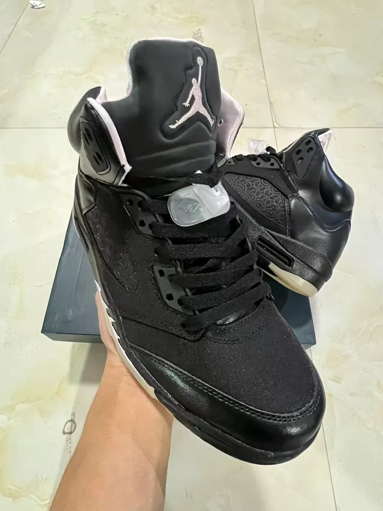 Zapatillas de baloncesto Air Jordan 5 negro y blanco con rayo 2