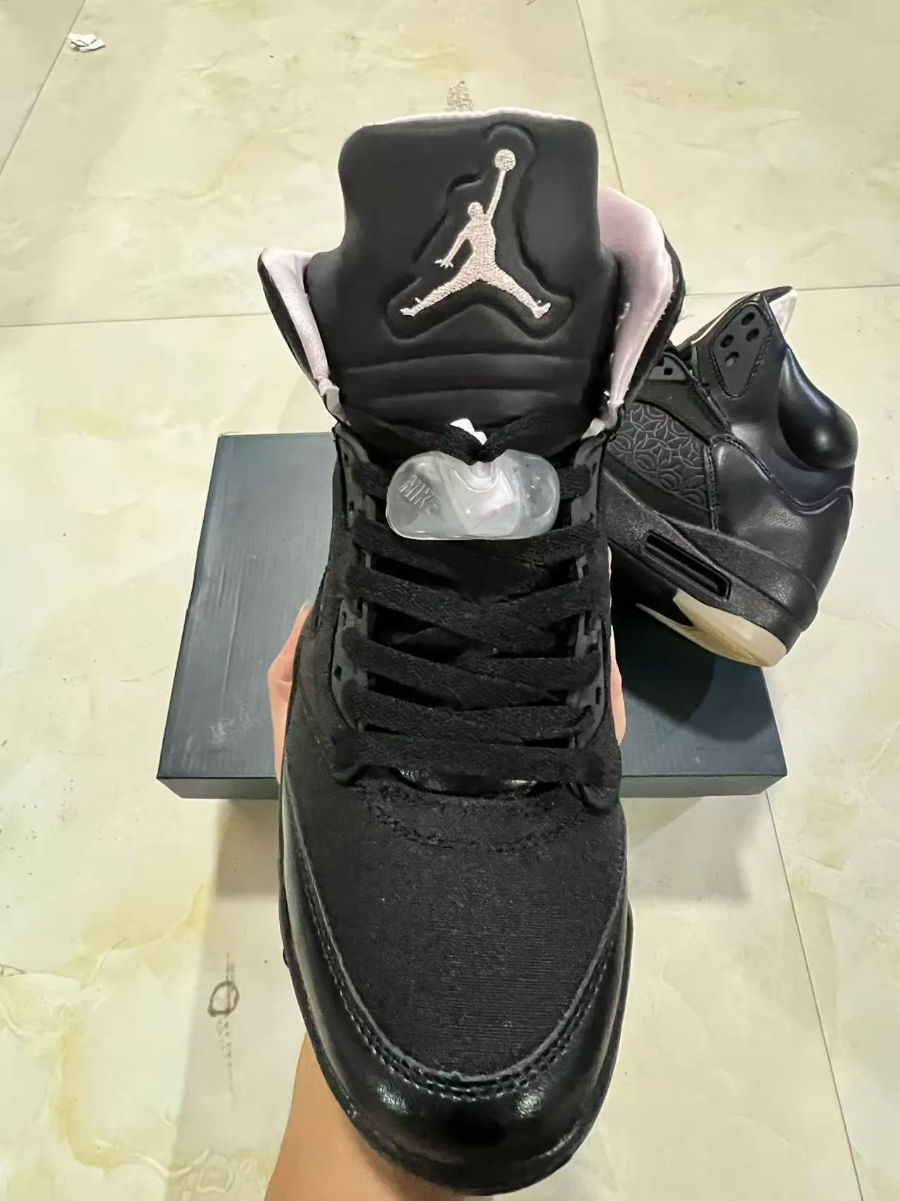 Zapatillas de baloncesto Air Jordan 5 negro y blanco con rayo 3