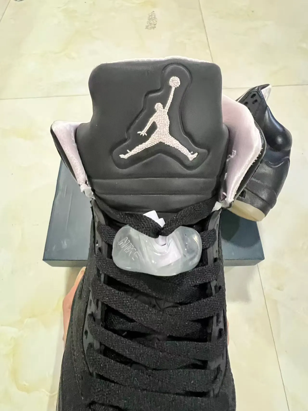 Zapatillas de baloncesto Air Jordan 5 negro y blanco con rayo 4