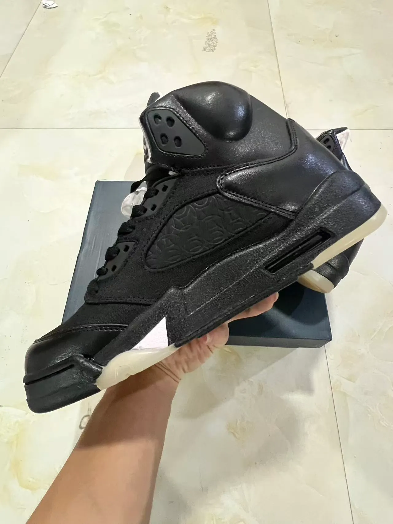 Zapatillas de baloncesto Air Jordan 5 negro y blanco con rayo 5
