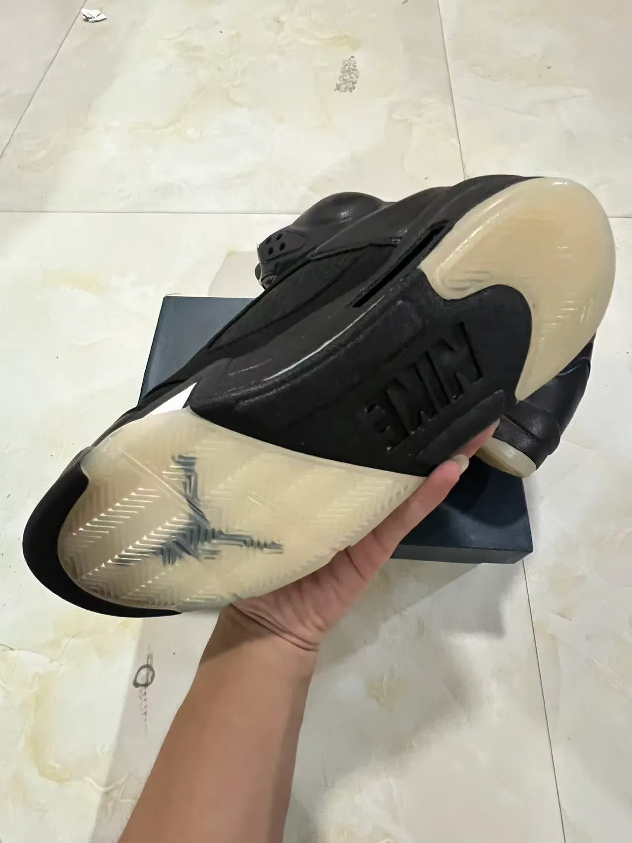 Zapatillas de baloncesto Air Jordan 5 negro y blanco con rayo 6