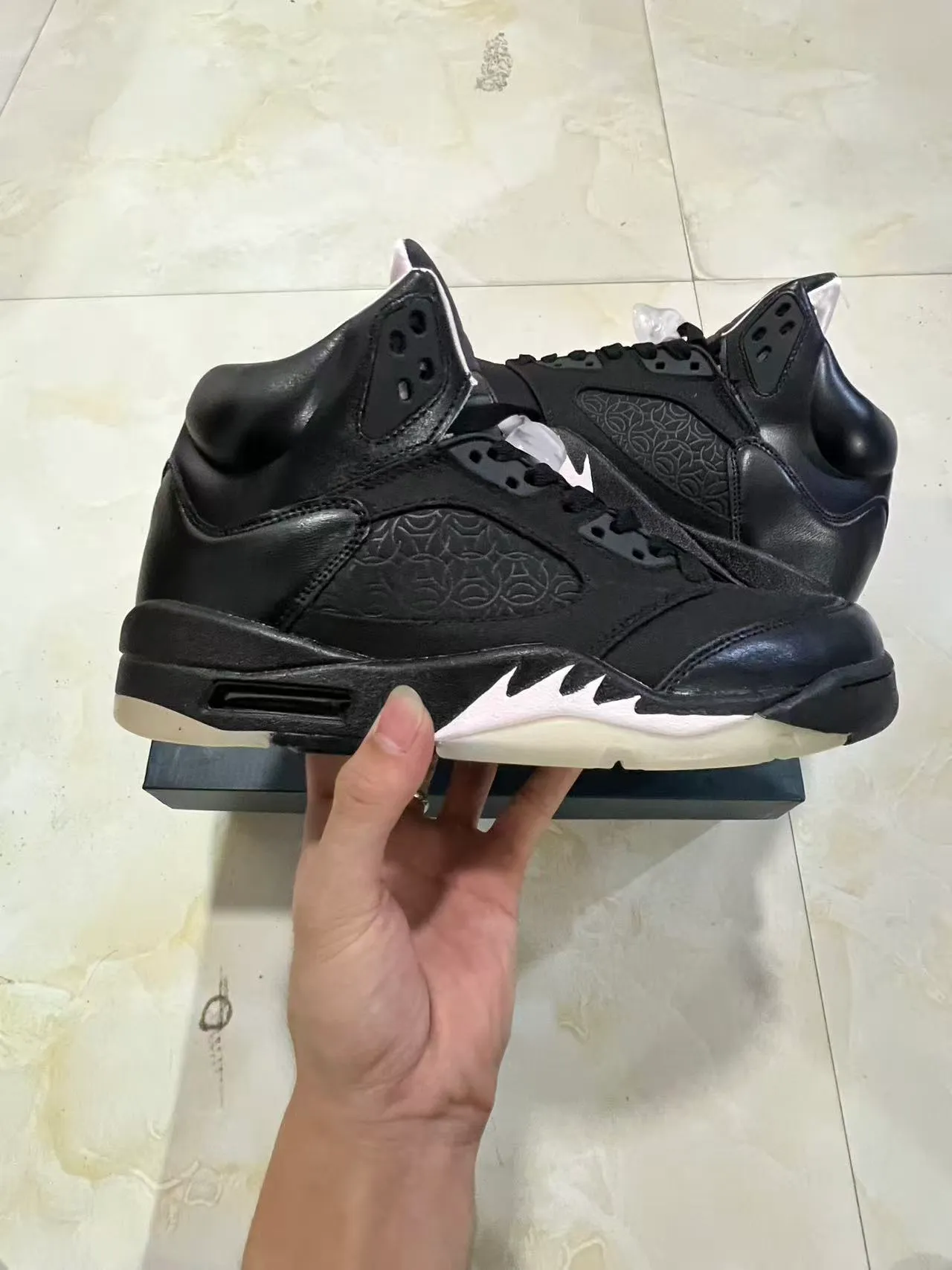 Zapatillas de baloncesto Air Jordan 5 negro y blanco con rayo 7
