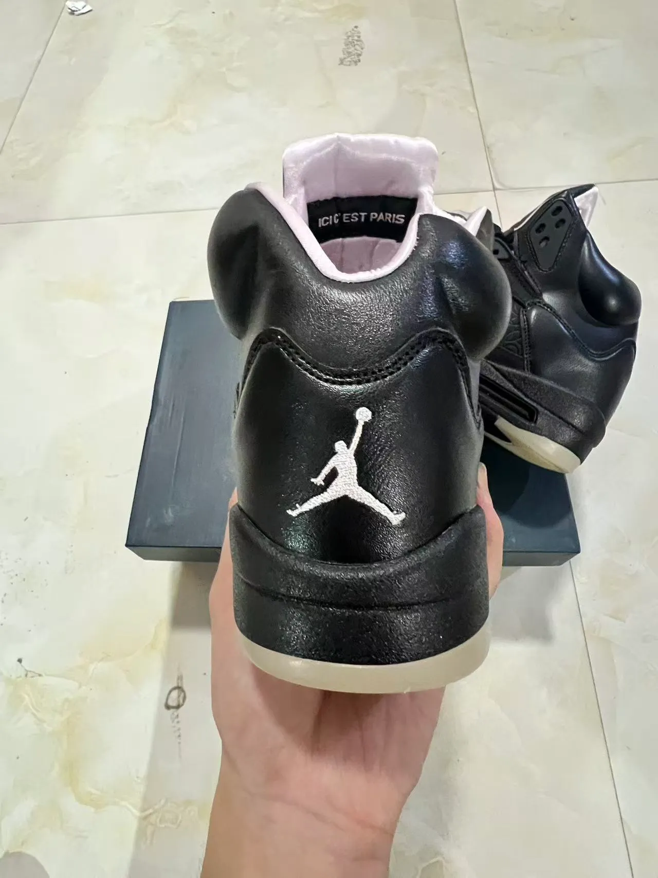 Zapatillas de baloncesto Air Jordan 5 negro y blanco con rayo 8