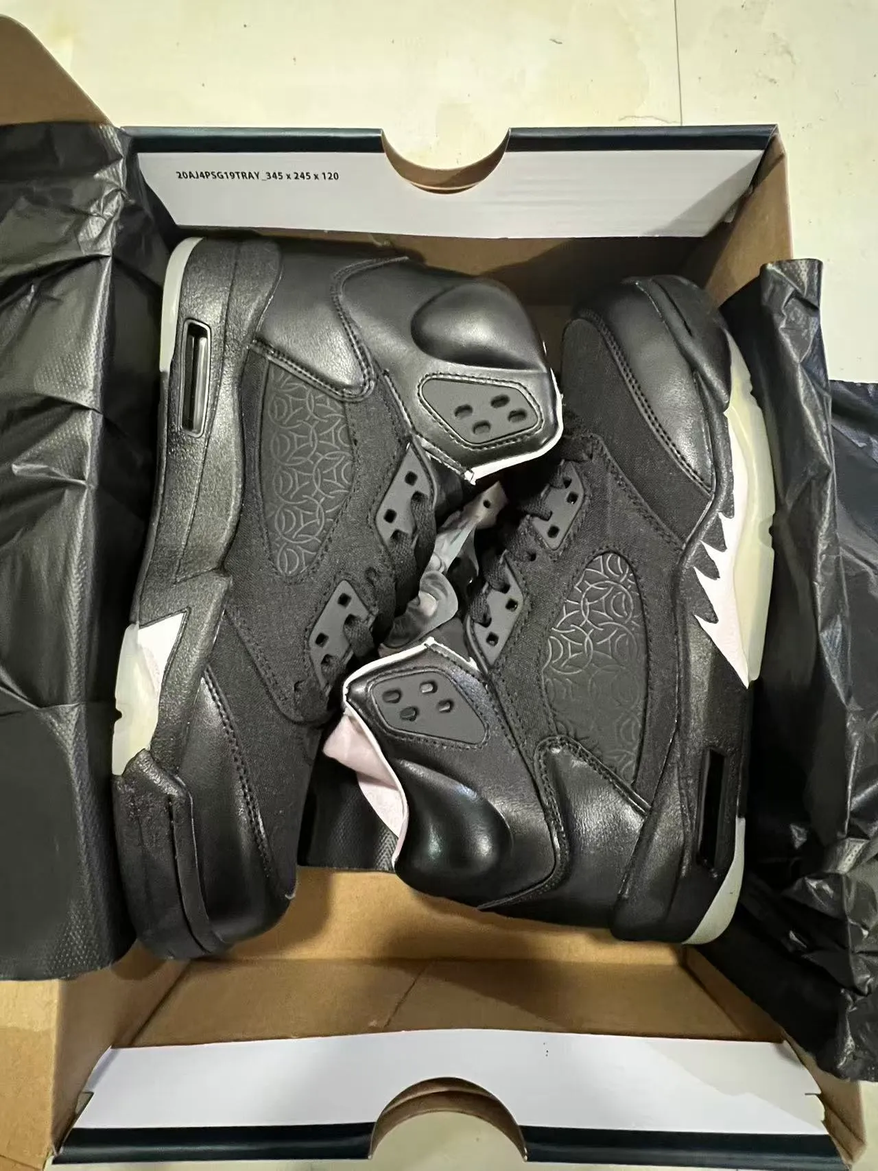 Zapatillas de baloncesto Air Jordan 5 negro y blanco con rayo 9