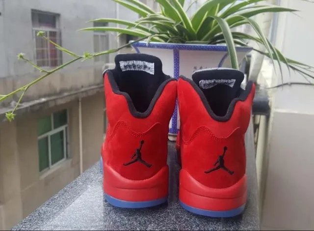 حذاء كرة سلة عالي الرقبة Air Jordan 5 من الجلد السويدي باللون الأزرق الملكي 4