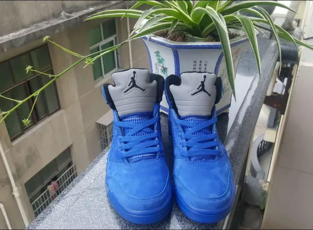 حذاء كرة سلة عالي الرقبة Air Jordan 5 من الجلد السويدي باللون الأزرق الملكي 7