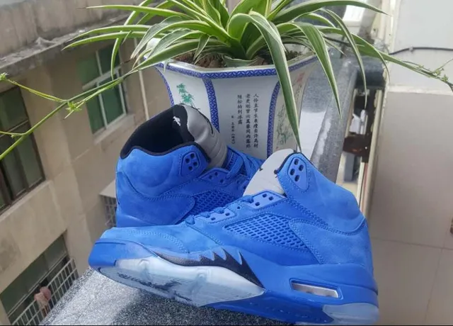 حذاء كرة سلة عالي الرقبة Air Jordan 5 من الجلد السويدي باللون الأزرق الملكي 8