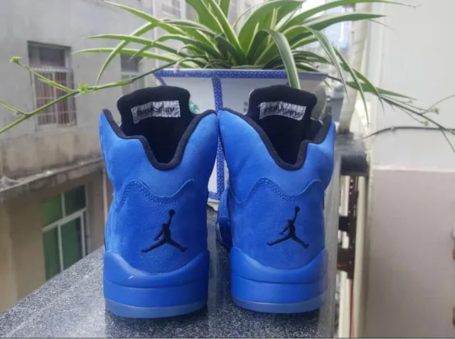 حذاء كرة سلة عالي الرقبة Air Jordan 5 من الجلد السويدي باللون الأزرق الملكي 9