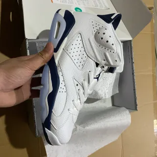 Tênis de basquete Air Jordan 6 branco e azul-marinho