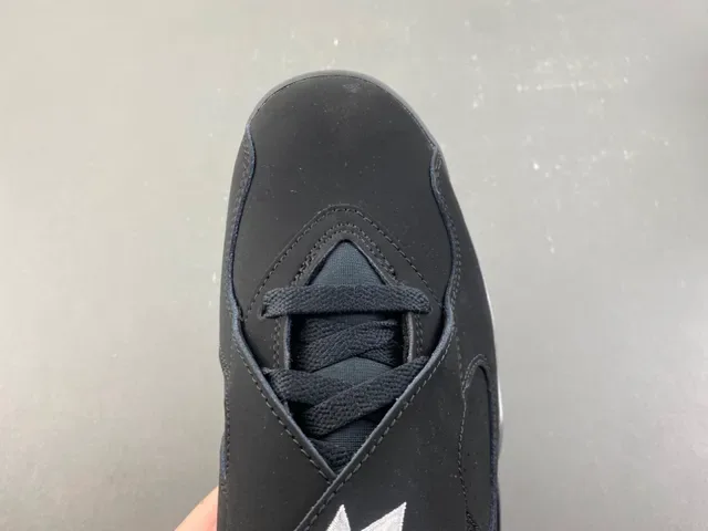 Air Jordan 8 黑色和金属银色篮球鞋 5