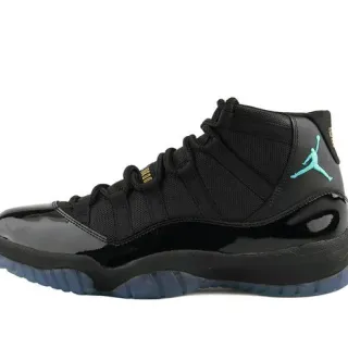 Tênis de basquete cano alto Air Jordan preto e azul com biqueira de couro envernizado