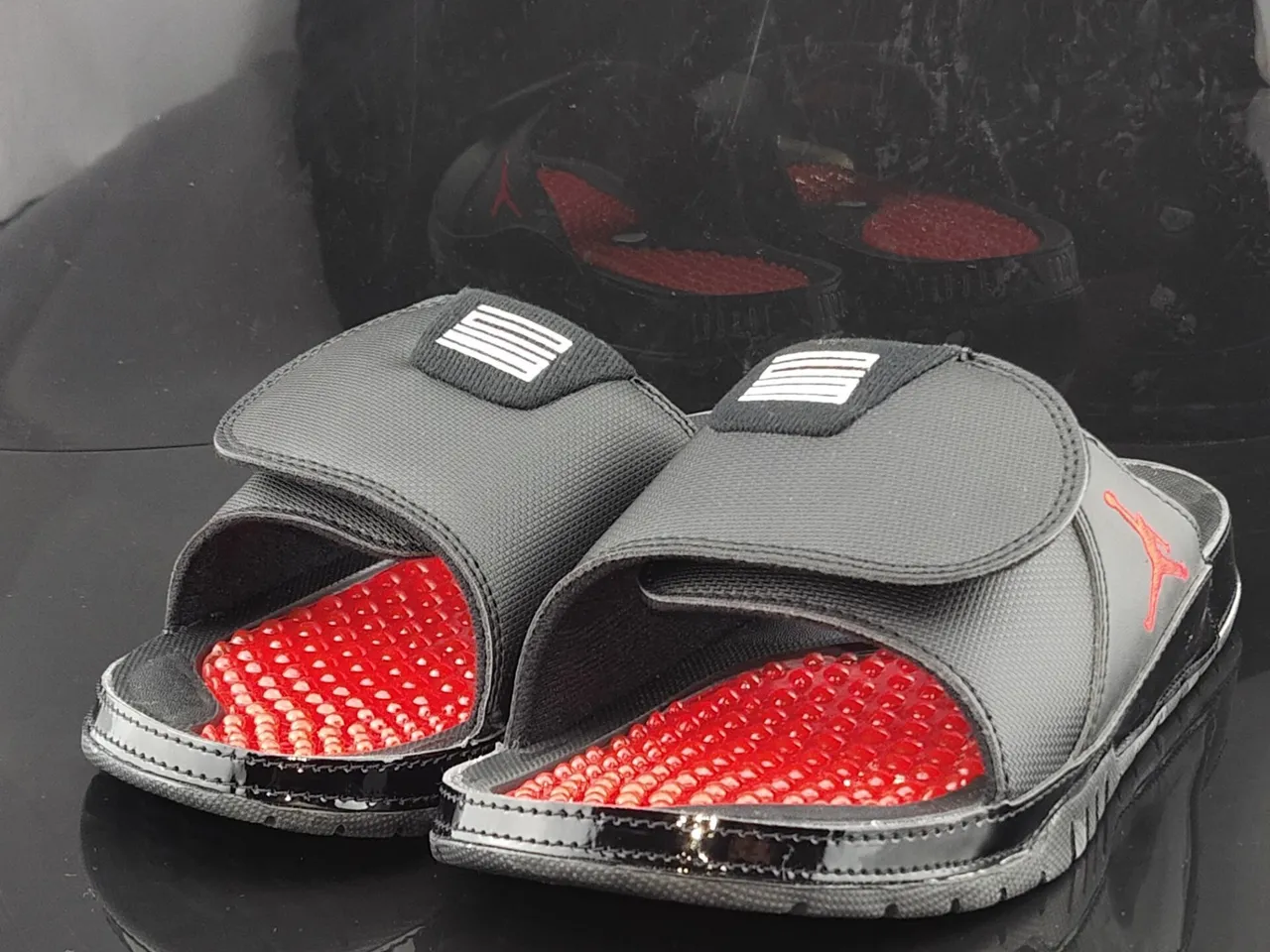 Pantoufles Air Jordan noir et rouge avec tige textile et assise plantaire à coussinets 2