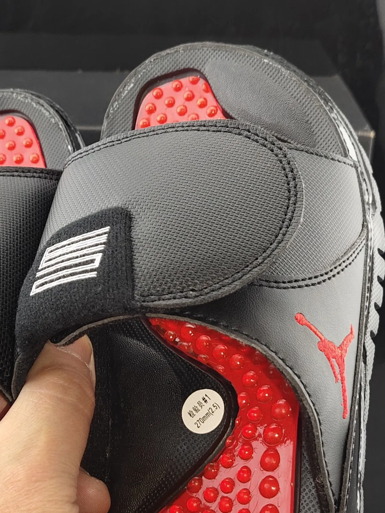 Pantoufles Air Jordan noir et rouge avec tige textile et assise plantaire à coussinets 6