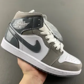 Tênis de basquete Air Jordan cano alto cinza e branco com colarinho acolchoado