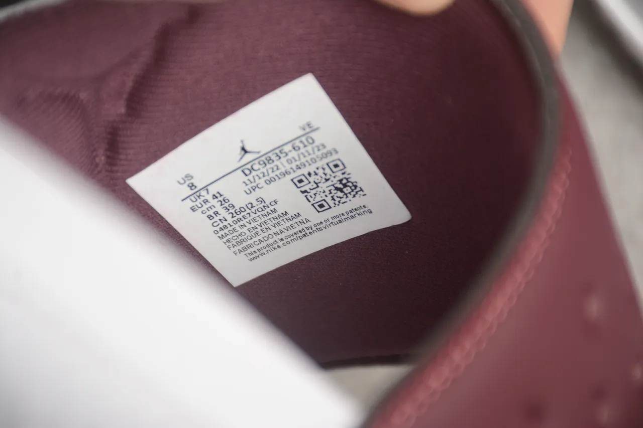 Claquettes Air Jordan Slide bordeaux et blanc 4
