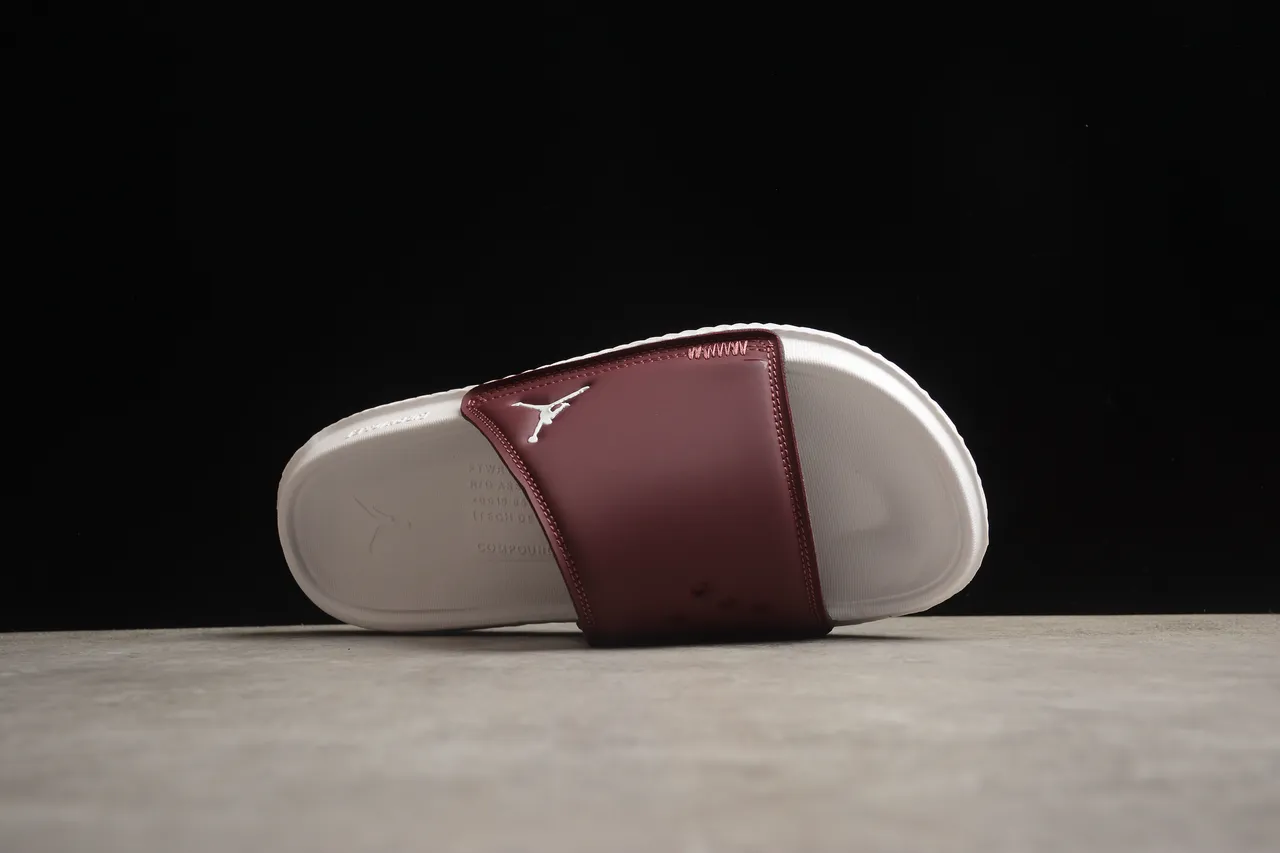 Claquettes Air Jordan Slide bordeaux et blanc 10